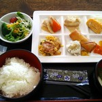 朝食バイキング：大盛りご飯(笑)、リンゴ酢、牛乳、サラダ、肉じゃが、肉豆腐、卵焼き、油麸の卵とじ、春巻き、焼売、梅干、沢庵、味噌漬、メカブ、大根おろし、とろろ、塩辛、焼き海苔♪