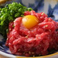 一番人気。とろける味わいの『特選ユッケ』