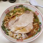 朱華園 - 「中華そば」　　　　　　　　　　　大ぶりの背脂が特徴的