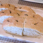 レストラン土手 - ＜5月＞フォカッチャ（黒いのはローズマリー）、ハーブオイル