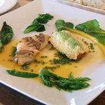 レストラン土手 - ＜5月＞タイのポワレ、スズキとアンデスレッドのマッシュポテト、エンドウ、タラの芽、赤と黄のスイスチャードほか