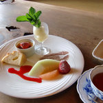 レストラン土手 - ＜5月＞ヤーコンのシャーベット、クレームブリュレ、ラズベリーソースとシフォン、フルーツ、紅茶はウェッジウッドのマリーゴールド