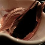 スモークソルト - 「黒にんにく」（皮を剥いた状態）：ドライフルーツのような、自然な甘さで臭くない！