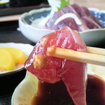 愛南 市場食堂 - 南予地方独特の甘い刺身しょうゆに浸けて頂きます。