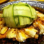 老虎菜 本店 - 雲白肉 この掛かってるタレがあり得ないくらい美味しい～～！ こんなに濃い色のタレなのに、お皿を舐めたい衝動に！