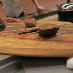 あもん ヨコ - 炉釜焼き塊肉ステーキ＜藁スモーク＞完成