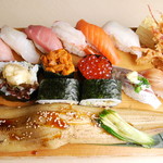 江戸前 びっくり寿司 - 料理写真:びっくり寿司　びっしり1.5人前。他とは比べものにはならない。他店圧倒。オールスター。「大名穴子」のボリューム感、大とろ、中とろ、ぼたん海老、あじ、えんがわ、白身、うに、いくら、サーモン、玉子、海老天巻です！びっくり寿司の醍醐味