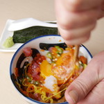 Edomae Bikkurizushi - ばくだん　ウニ、とびこ、オクラ、たくあん、納豆、白身などの“かやく”と卵黄を混ぜ合わせた“ばくだん”