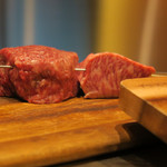 あもん ヨコ - 炉釜焼き塊肉ステーキ＜藁スモーク＞