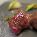 あもん ヨコ - 炉釜焼き塊肉ステーキ　ズームアップ