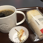 スターバックスコーヒー - ドリップコーヒー280円とサラダラップ根菜チキン360円