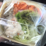 スターバックスコーヒー - サラダラップ根菜チキン360円