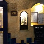 ダバ インディア - 店頭のメニュー。外壁も素敵ですね～♪