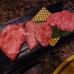 焼にく 和牛食堂 - 左から…上たん、霜降芯たん、常陸牛はらみ（各1皿）