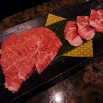 焼にく 和牛食堂 - 左：常陸牛ロース（2皿）　右：常陸牛カルビ（1皿）