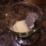 焼にく 和牛食堂 - バニラアイスと黒ごまアイス