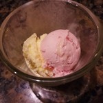 焼にく 和牛食堂 - バニラアイスとストロベリーアイス