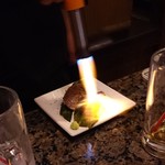 焼にく 和牛食堂 - バーナーで炙って仕上げ♪