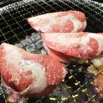Yakiniku Tarou - 牛タンねぎ塩包み焼き、中の ねぎ塩がグツグツとしてきました。