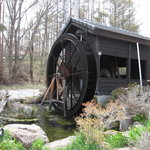 小作 - 入口横の水車