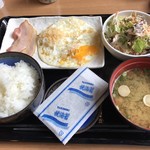 ビッグボーイ - ベーコンエッグ朝定食＝５２９円
      ドリンク付