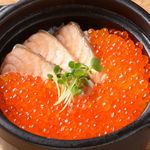 Salmon and salmon roe Seafood Kamameshi (rice cooked in a pot)