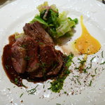 ル・ジャルダン・デ・サヴール - アイスランド産子羊ロース肉のローストねずの実風味、 オレンジコンフィのピューレ、ベーコン風味キャベツ添え