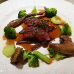 ル・ジャルダン・デ・サヴール - ラカン産窒息鳩胸肉の背脂包みロースト、内臓のピューレ敷き、 モモ手羽のロースト、ブロッコリ添え