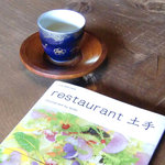 レストラン土手 - ＜5月＞掘りごたつ式の机で食事前のお茶と野菜フォトグラファーNORiさんの本
