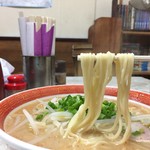 Oshokujidokoro Mori - 味噌にしては細めのストレート麺。