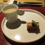 eclat - アミューズ： マロンスープ、フォアグラのサンドイッチ（上にいちじく）