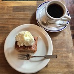 キャロットケーキ 500円(税込)
          六珈さんのコーヒー 550円(税込)
          セットでここから50円(税込)引き