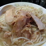 ラーメン二郎 - 隠れていた豚