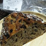 パン屋 ルーツ - ライ麦畑の胡桃カレンズ （ハーフ）443円