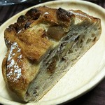 パン屋 ルーツ - 白いちじくと胡桃の主張（ハーフ）448円