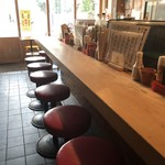 やきとんひなた - 木の温もりがかんじられるカウンター