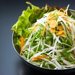 【特色】 韩式生菜沙拉 (常规尺寸 [2~3人份] ) 580日元 (含税638日元)