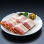 Grilled bacon 580 yen (638 yen including tax)
