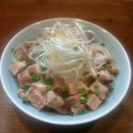 らーめん市場 - 小・中・大の３サイズをご用意。辛ダレと甘ダレの絶妙な味付けでかき込めます！