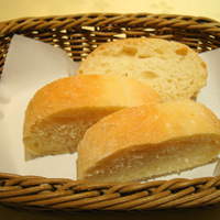 ナプレ 横浜高島屋店 - 席に着くと出されるパン