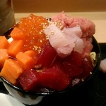 鮨 千花 - 小丼でもこの迫力！