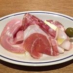 スガハラ - ハムとサラミの盛り合わせ（モルタデラソーセージ + フェンネルシード入りサラミ + 黒胡椒入りサラミ + パルマ 生ハム + グアンチャーレ（豚頬肉の塩漬け） + 小桃の酢漬け）