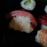 Tsukasa Sushi - 台形状に高さの有る変わった形のシャリ