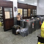 林華泰茶行 - 上半身裸&裸足のオジさん