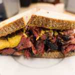 KATZ'S DELICATESSEN - パストラミサンドイッチ