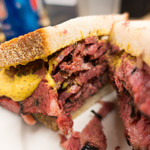 KATZ'S DELICATESSEN - パストラミサンドイッチ