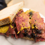 KATZ'S DELICATESSEN - パストラミサンドイッチ