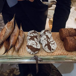 Le Cinq - ブリオッシュタイプのシリアルパン、そば粉のパン、バゲット