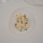 Le Cinq - Eau de Haddock Acidité chou-fleur cru 酸味を効かせた生のカリフラワーとアドック水