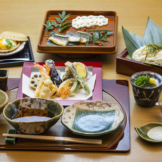 The art of geisha is the spirit of hospitality.The skill of tempura is the spirit of feasting.